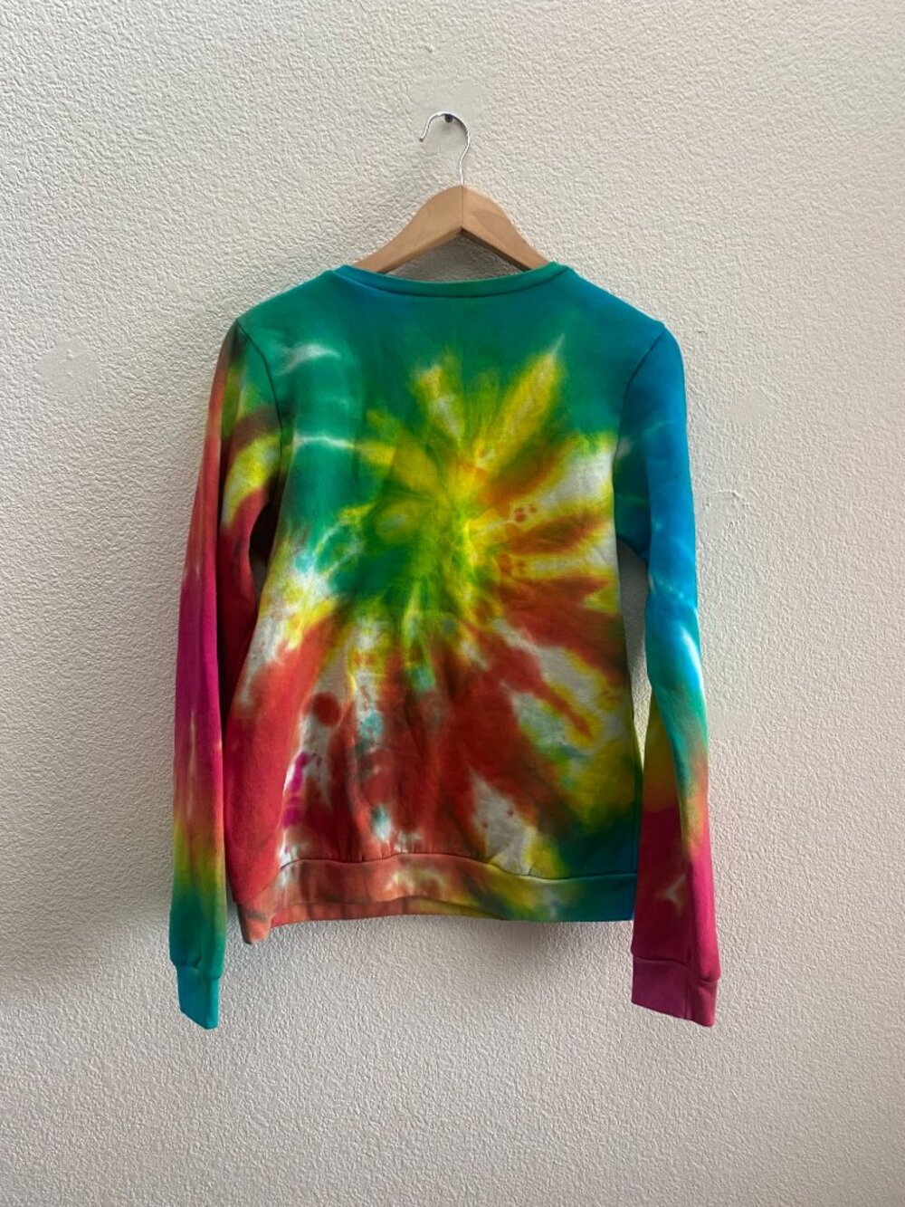 NWT Disney Alice Curioser Pullover Sweatshirt Hot Topic Adult Large Tie-Dye NEW - Picture 4 of 4